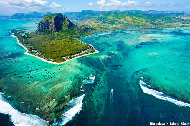 【絶景】海の中で滝が流れ落ちる？モーリシャス島の「海の滝」とは