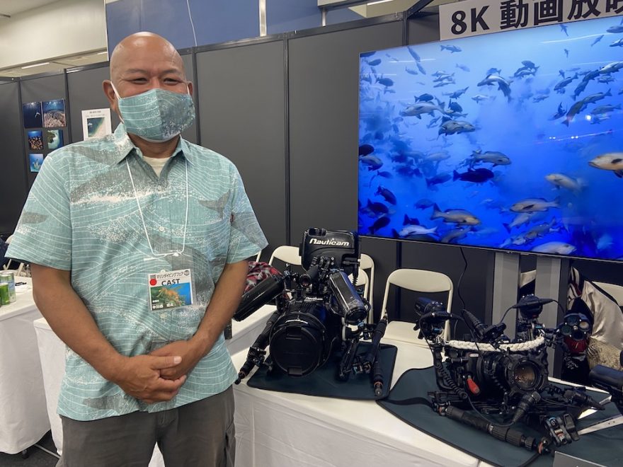 水中映像家の中川西氏は、重さ10kgもある撮影機材を実際に展示している。