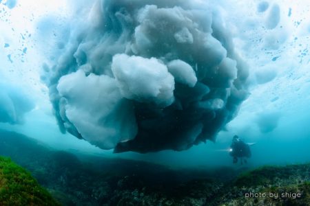 シャンデリアのような巨大な流氷。（撮影：茂野優太　以下同）