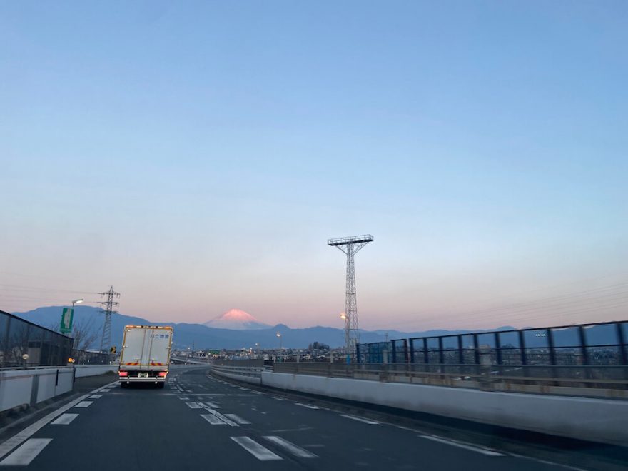 北川に向かう道中。赤く照らされる富士山が正面に