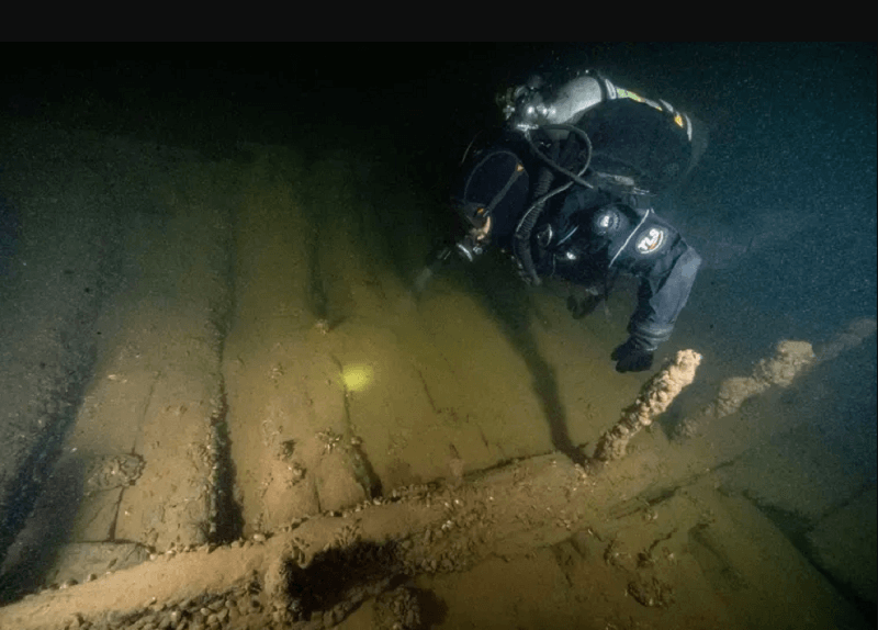 シャンプレーン湖の調査をする水中考古学者の画像