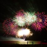 【2022年】全国の海辺で開催される花火大会まとめ！波の音と美しい花火で夏を満喫