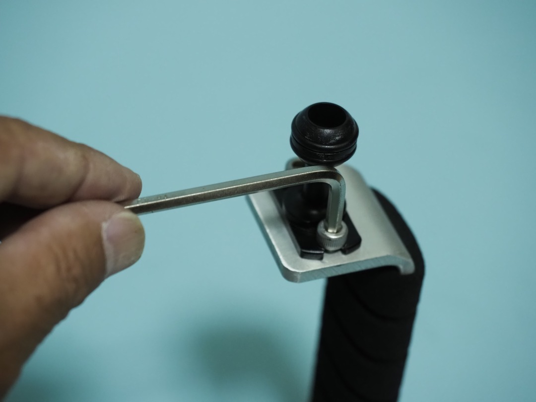 4mmの六角レンチで固定ネジを回し固定する。足りなくても緩むが、力を入れすぎないように注意