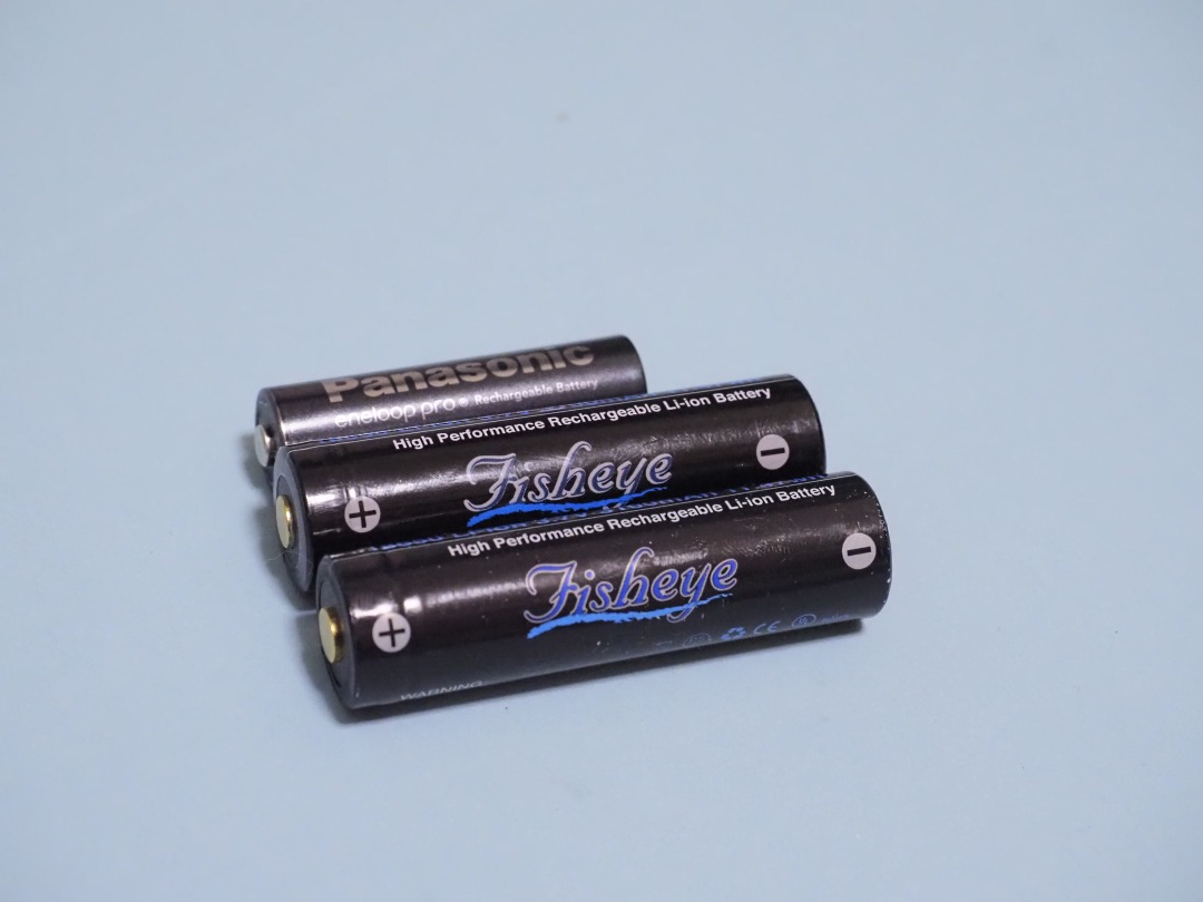 専用バッテリー。従来の単３型と違い大きく長い