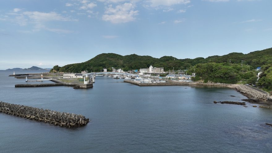 菅島の港付近景観（写真提供：KDDI）