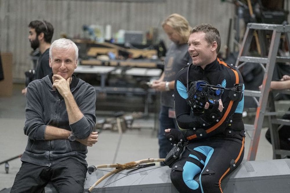 左からジェームズ・キャメロン監督とジェイク・サリーを演じたサム・ワーシントン 引用：2022 20th Century Studios.