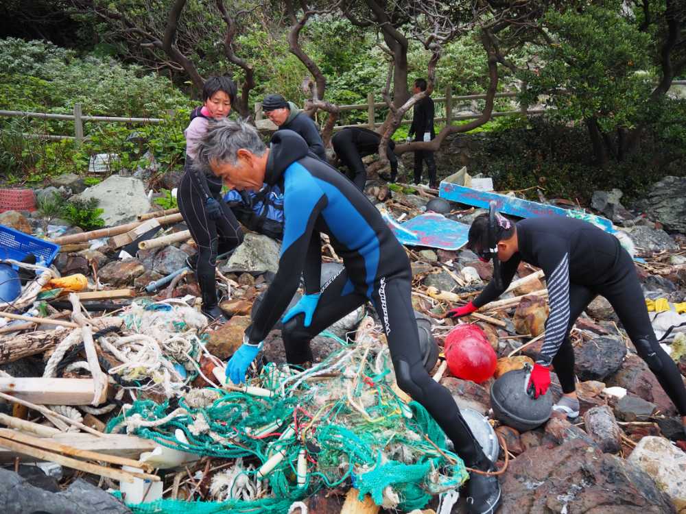 漂着ごみには、プラスチック製の漁具が多い（写真：ふるさと納税で屋久島の海をきれいに！　ダイバーたちが世界遺産の海を次世代に繋ぐより）
