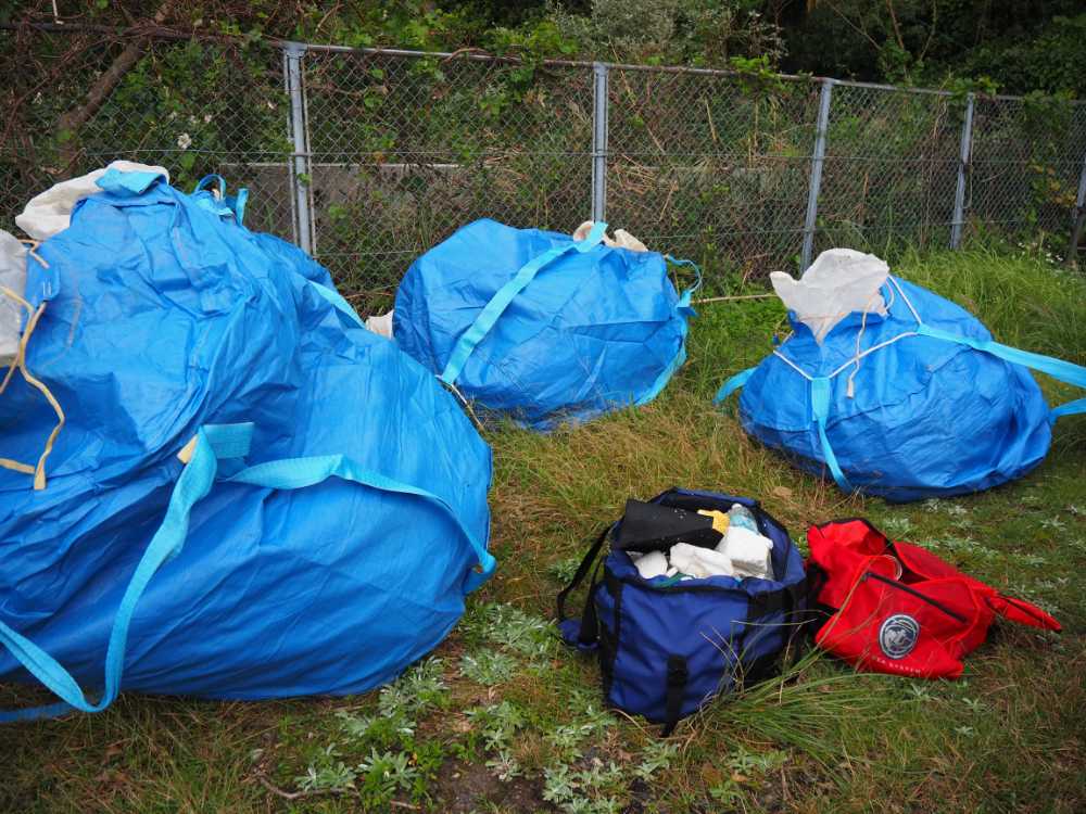 漁具やペットボトルなど、トン袋３つとメッシュバッグ２つ分のごみが海岸だけで回収された