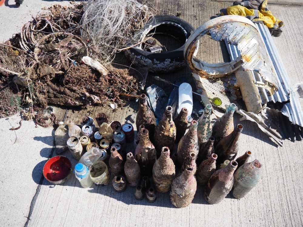「志戸子」、一湊漁港堤防周辺で回収されたごみ
