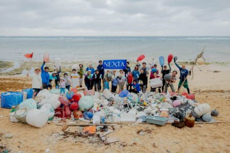 大量の漂着ごみを地元住民が主体となり回収（写真：999日石垣島でごみ拾いを続ける田中さんとビーチクリーンby日焼け止め「NEXTA®」より）
