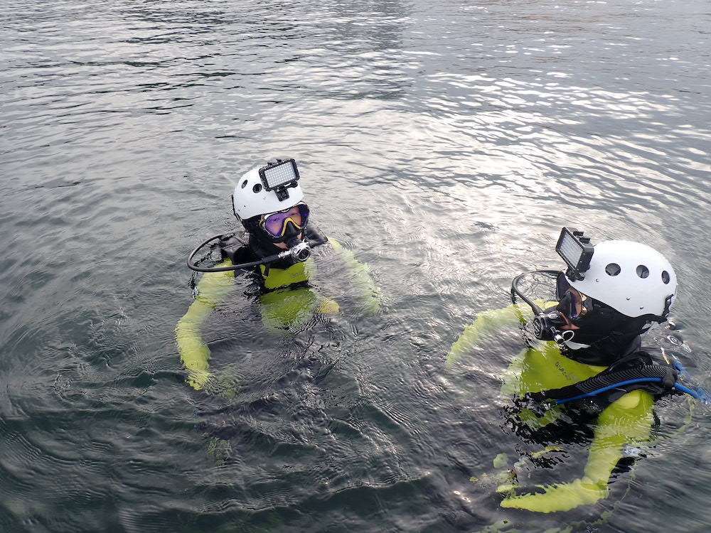 潜水作業は2名1組のバディを組んで安全に行う