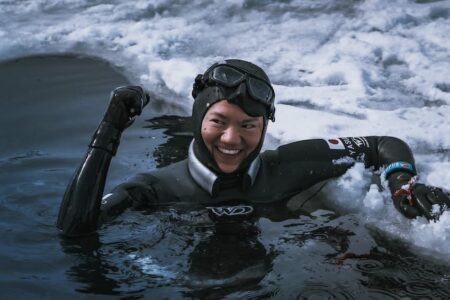 【世界記録・ギネス認定】知床・ウトロの流氷下、尾関靖子選手が126mアイスフリーダイビング達成！