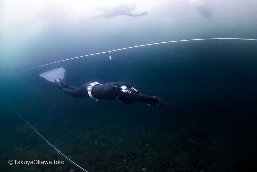 スキューバチームの大川拓哉氏が撮影した水中の様子。複数のロープ、そして奥にセーフティダイバー