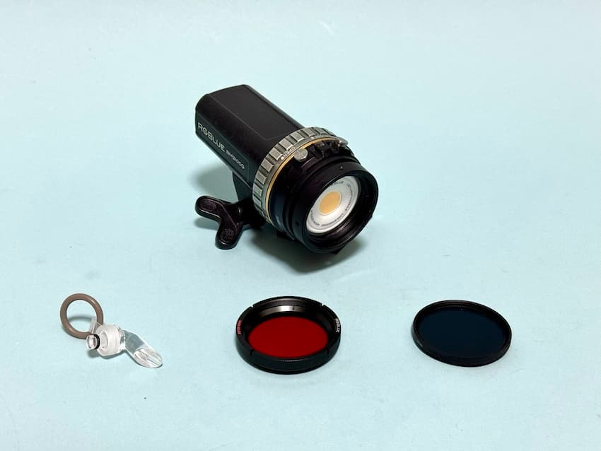 上段：RGBlue SYSTEM01　下段：左からアダプター、赤色フィルター、NDフィルター（減光フィルター）