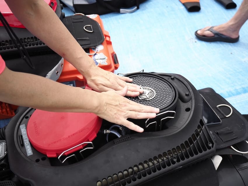 HORIZON本体のカバーを開けてスクラバー剤をセットする