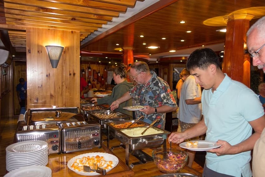 美味しい食事をビュッフェ形式でいただく