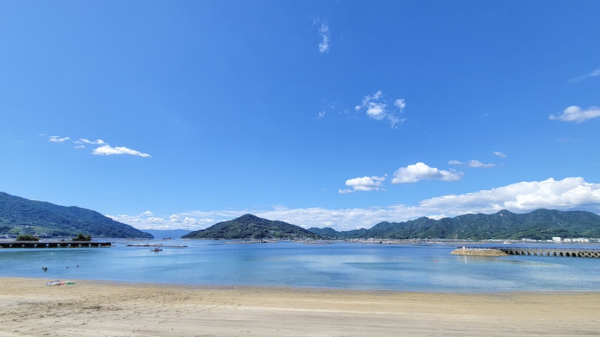 長瀬海岸は、穏やかな波と透明度の高い水質で、夏にはたくさんの海水浴客で賑わう人口海浜（写真：江田島市役所ホームページより）