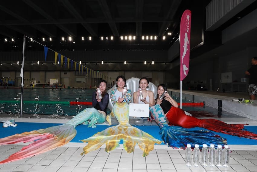 マーメイドの衣装で記念撮影（写真：東洵也氏）