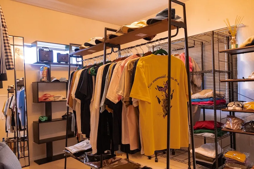 沖縄ヘッドオフィスUMMY ROOMにはさまざまなアイテムがずらり