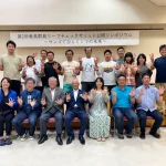 右手で３、左手で５、サンゴ（３５）を表すポーズ