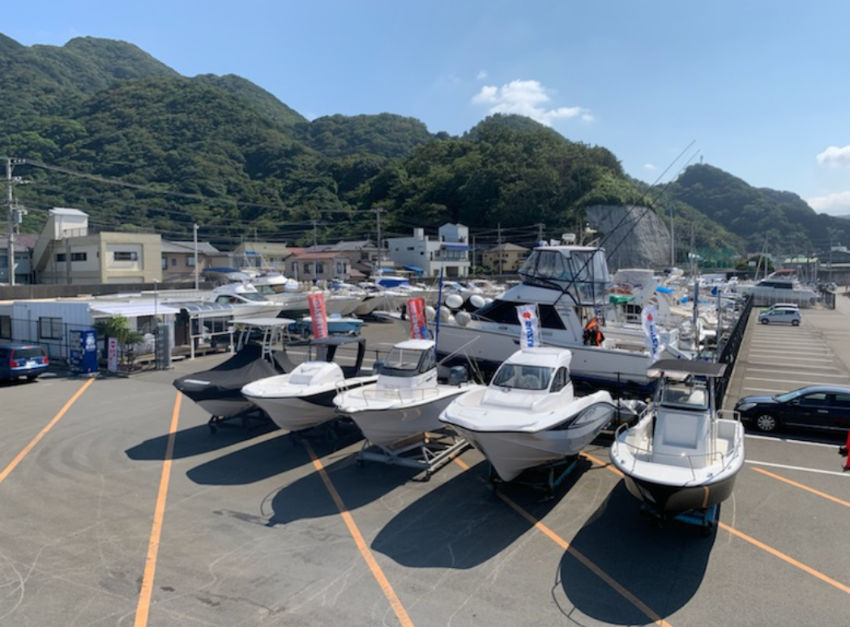 沼津市にある静浦マリーナは多くの船舶が停泊している