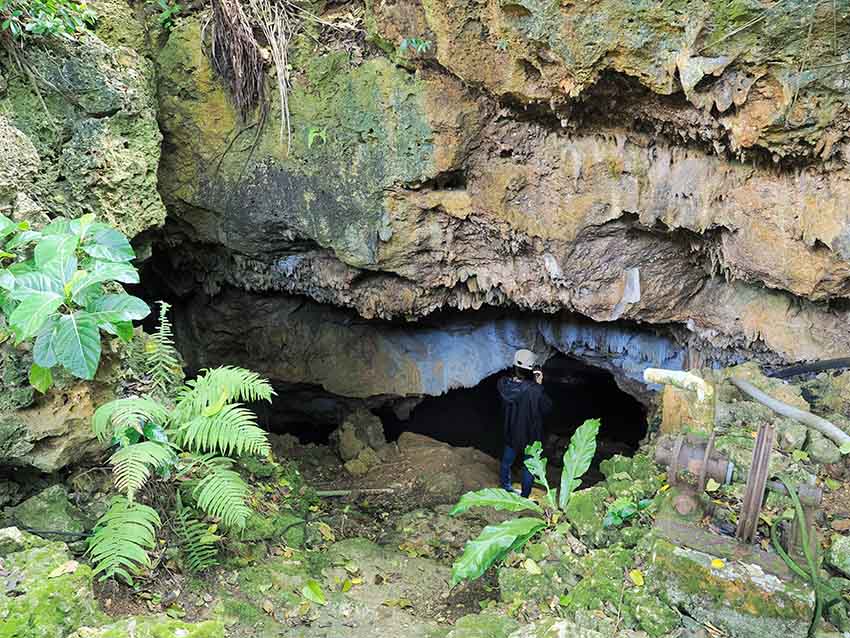 地下へと続く洞窟の入り口
