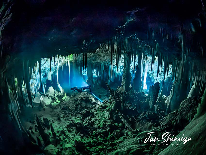 白の洞窟のホールの写真。清水淳さん撮影