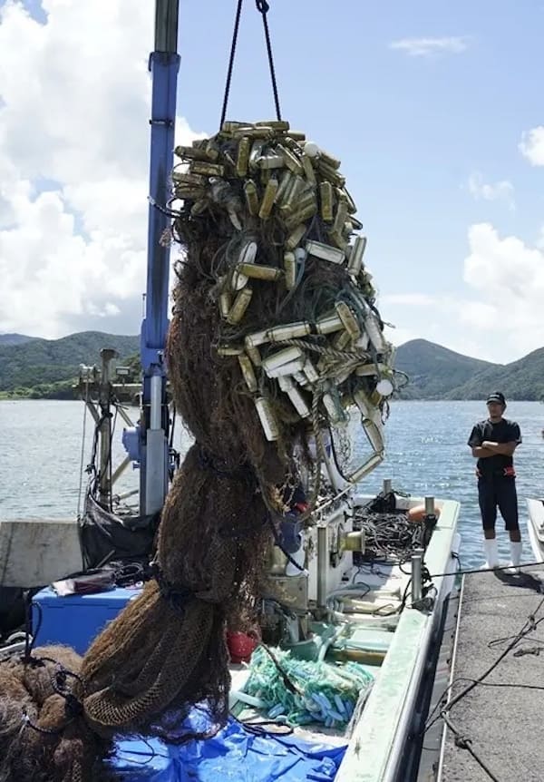 引き上げ作業は漁業者と協力して行われた(写真:WWFジャパン)