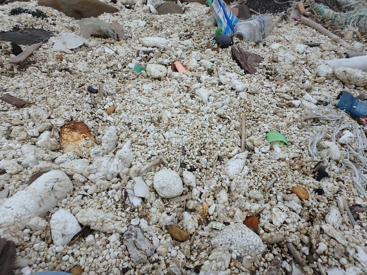 大きな発泡スチロールの下はマイクロプラスチック化した発泡スチロール細粒が堆積(撮影:対馬佐保地区/OWS)