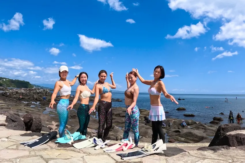 マーメイドルックで海ごみを拾うツアーの参加者(2025年9月7日 神奈川県真鶴町・琴ヶ浜)