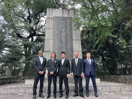 常陸丸潜水調査チーム、靖国神社にて水中写真を遺族会へ贈呈