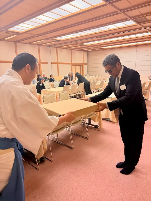 靖国神社の矢崎さん（左）