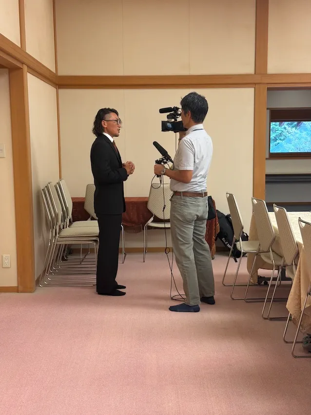 テレビ局のインタビューを受ける寺澤氏