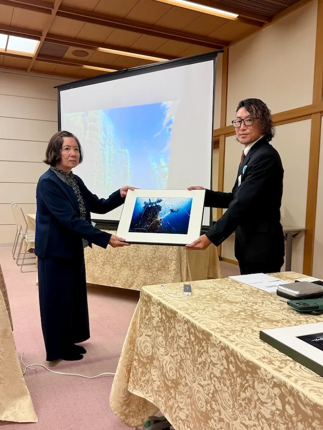 遺族会代表の竹内さん（左）