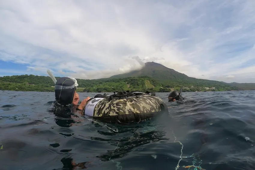 桜島の麓に広がる錦江湾でトレーニング行うフリーダイバー