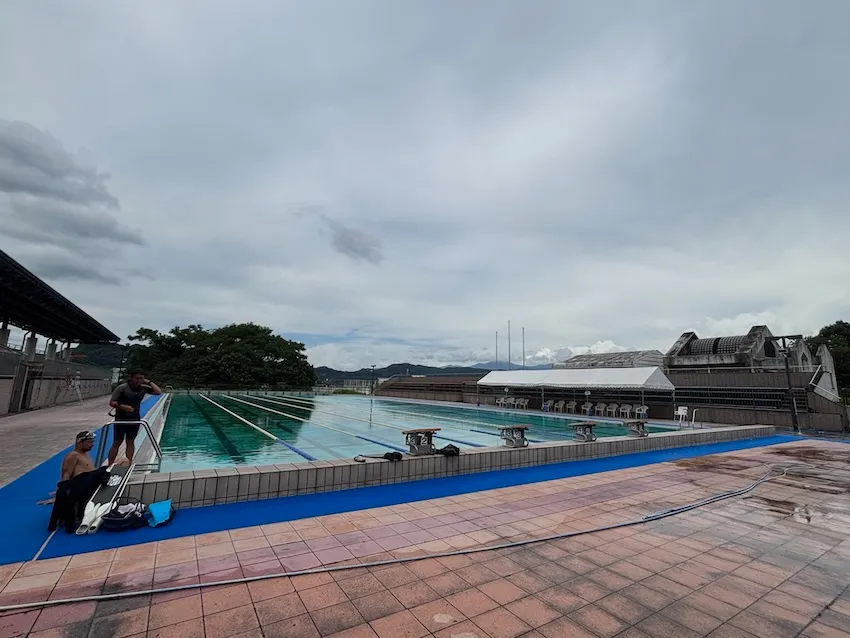 屋外プールは50m。この日は人も少なく予約なしで練習できた