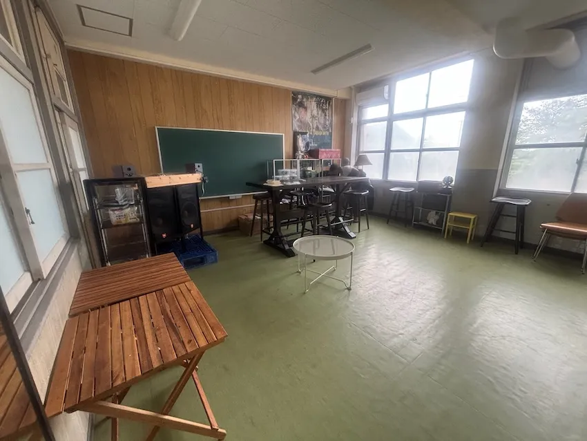 普段座学などが行われている旧改新小学校の教室