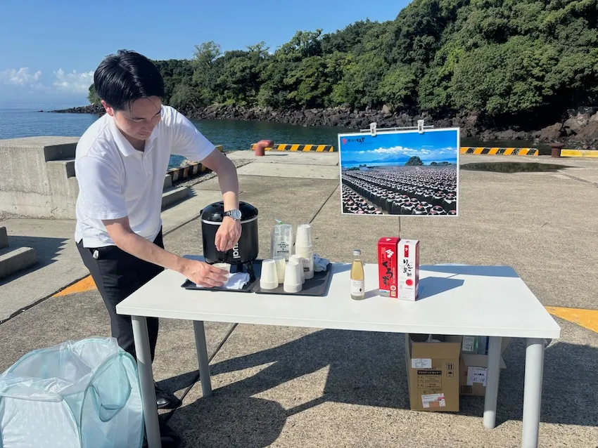 大会スポンサーの「坂元のくろず」より黒酢ドリンクが港で振舞われた