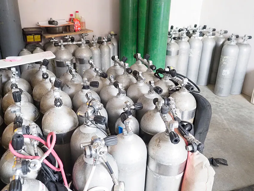普通のタンクに加え、テクニカルダイビング用タンクや純酸素などが置かれている