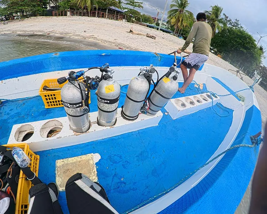 フィリピンのダイビングボート。ビーチから直接乗り込む