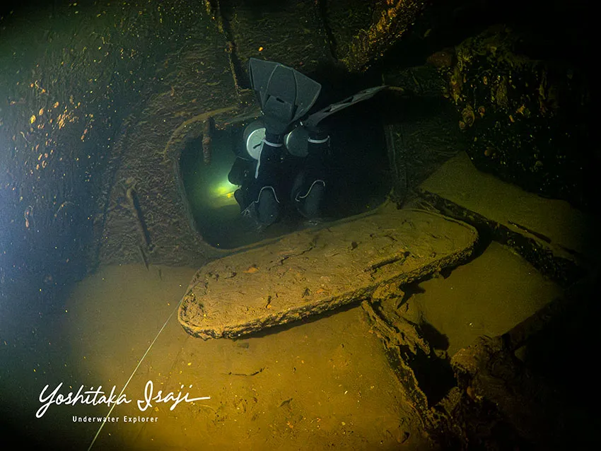 狭いハッチドアを抜けていく