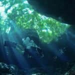 サンゴ礁の割れ目から射し込む光＝ソロモン・ラッセル諸島