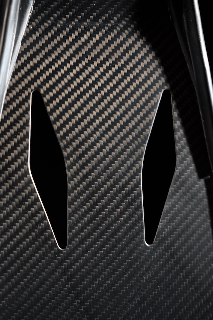 推進力を生み出すのに使われない部分に穴を開けることで、抵抗を少なくしている 