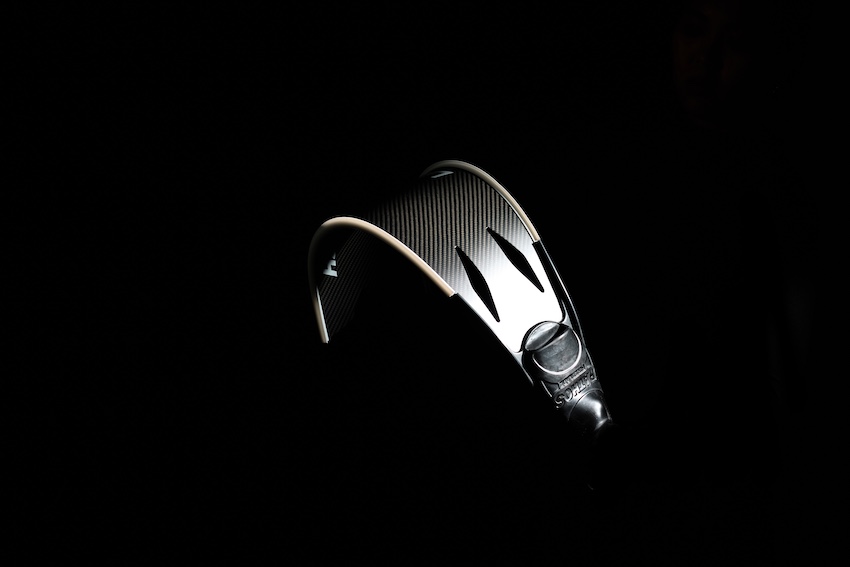 フリーダイビング用カーボンフィン「LAZYFISH」がグッドデザイン賞を受賞！機能そのものを“デザイン”した一足