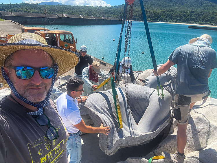 島に運ばれた12のピースを組み上げて作られている様子