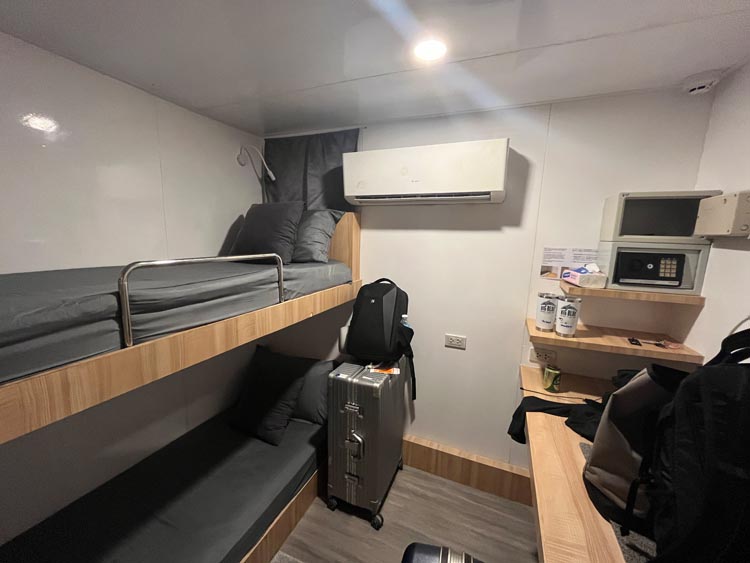 シンプルで清潔感のある2名1室の部屋