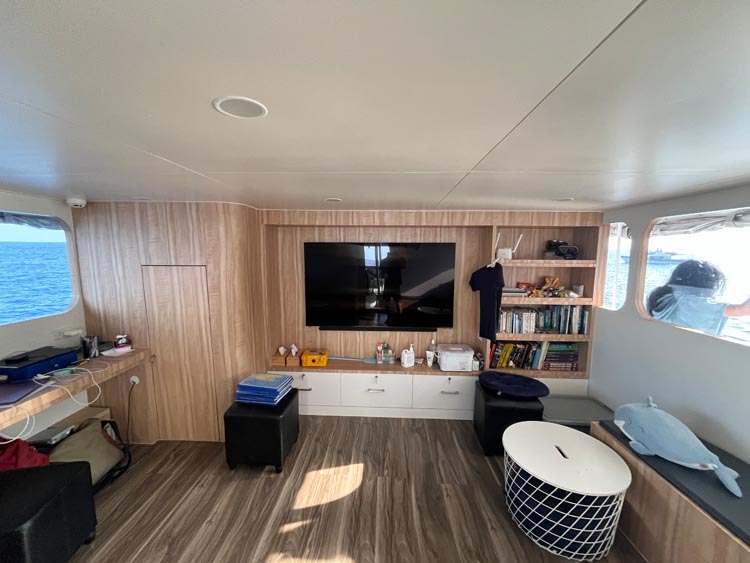 冷房の効いた心地いい船内