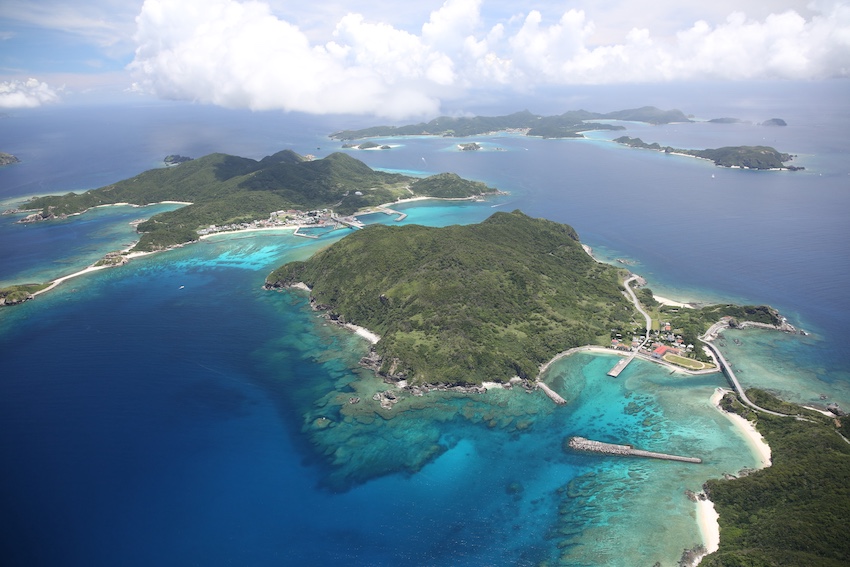 世界屈指の透明度を誇る海とクジラに出会える美しい島 