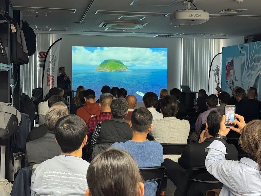 SNSマーケティングについて講演する関戸氏