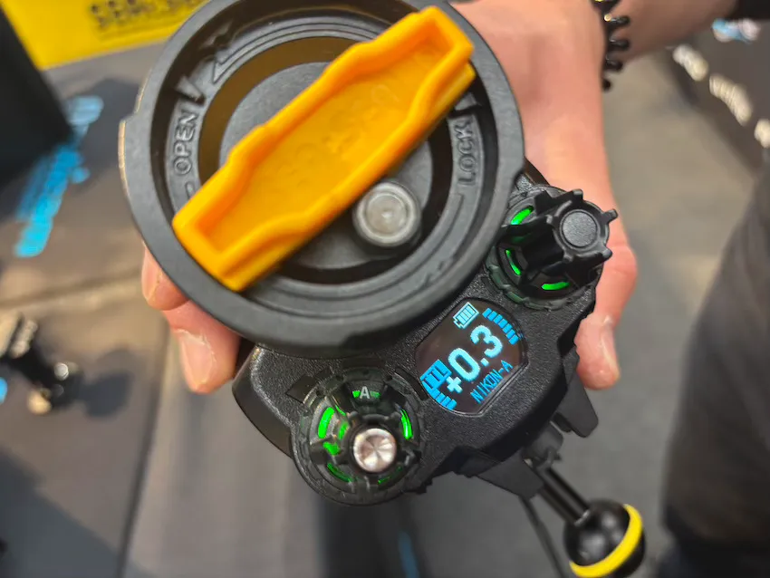 発光管が丸型になり、光の外側まで明るく照らせるSEA&SEAの「YS-D130R」。バッテリー残量や設定も液晶画面で確認でき、リチウムだけでなく単三電池も使用可能なハイスペックかつ使いやすさが魅力